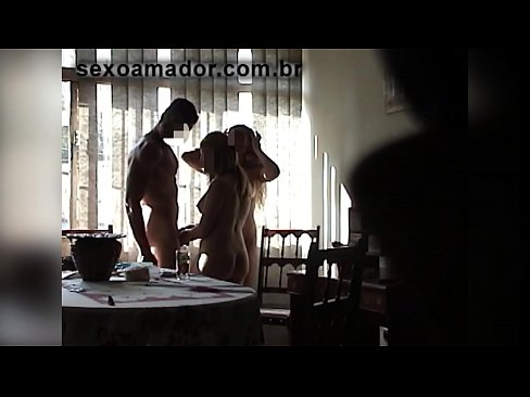 ❤️ Des amis sexuels invitent un homme géant et font un plan à trois avec lui ❤ Vidéo de baise at us ☑