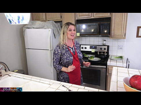 ❤️ Belle-mère qui le traie dans la cuisine avant son rendez-vous. ❤ Vidéo de baise at us ☑