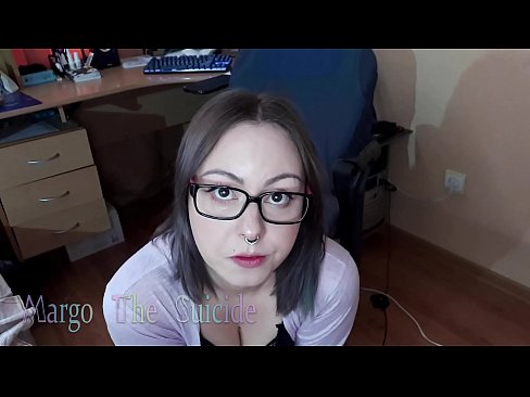 ❤️ Une fille sexy avec des lunettes suce profondément un gode devant la caméra ❤ Vidéo de baise at us ☑