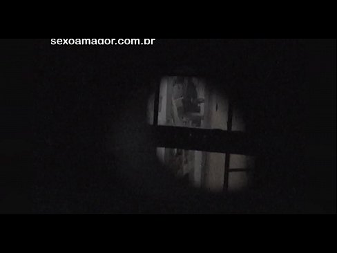 ❤️ Blondie se fait secrètement filmer par un voyeur du quartier caché derrière des briques creuses. ❤ Vidéo de baise at us ☑