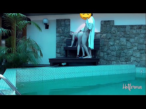 ❤️ Le patron invite la femme de chambre à la piscine, mais n'a pas pu résister à une chaude ❤ Vidéo de baise at us ☑