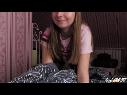 ❤️ Une blonde suce profondément son meilleur ami et reçoit du sperme dans la bouche. ❤ Vidéo de baise at us ☑