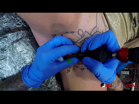 ❤️ Sully Savage, une chaudasse extrêmement tatouée, s'est fait tatouer le clitoris. ❤ Vidéo de baise at us ☑